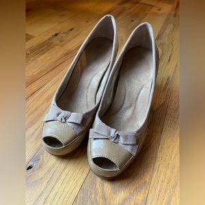 Aerosoles Tan w/bow accent Women’s 6.5 Peep Toe pump